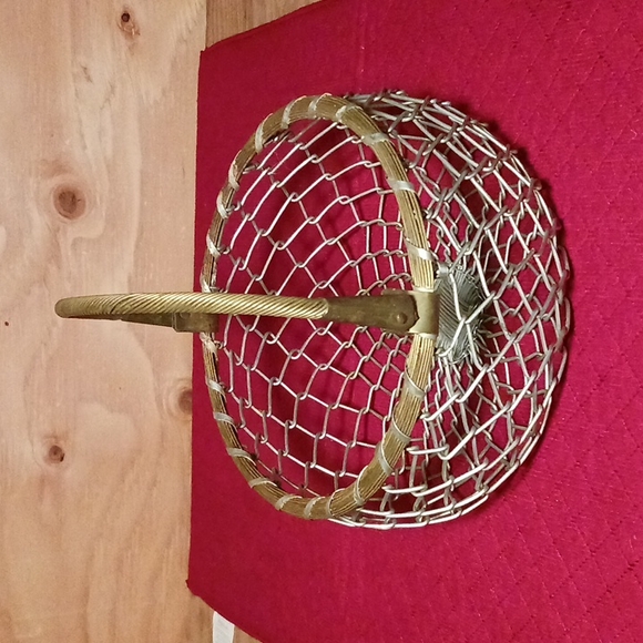 Chain link fence style basket with brass rim and handle - Picture 4 of 11